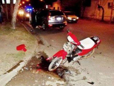 Dos motociclistas fueron hospitalizados tras chocar con un auto 