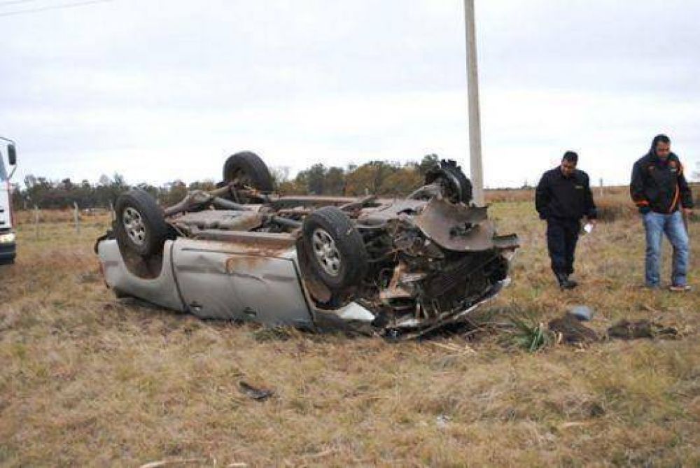 Un herido al despistar y volcar con su camioneta en la 119
