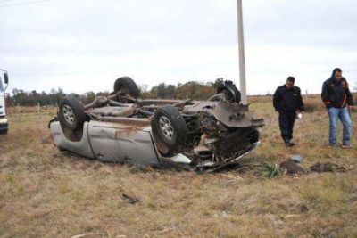 Un herido al despistar y volcar con su camioneta en la 119