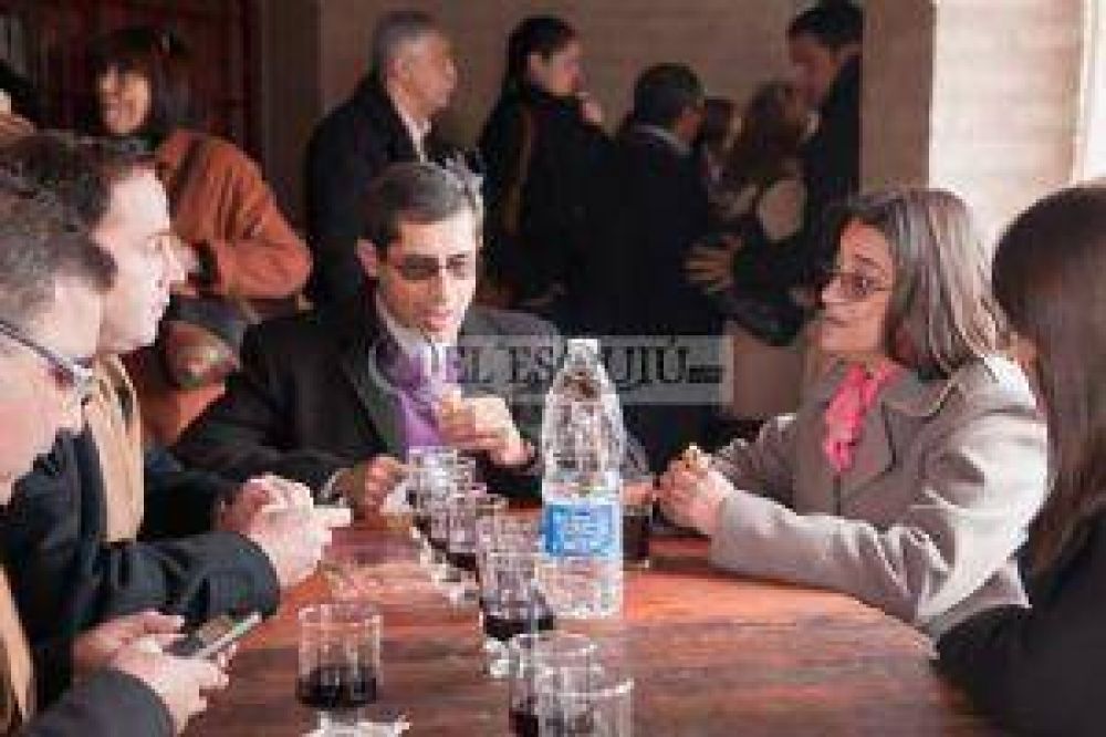La gobernadora convoca a elecciones e incluye el voto optativo de los j�venes