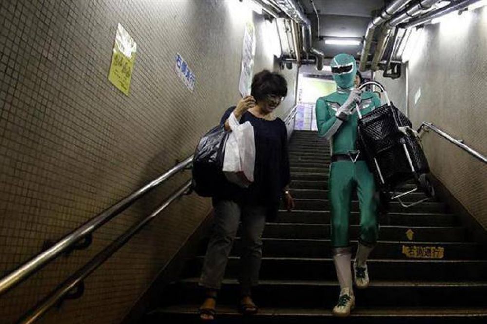 Un hombre vestido de Power Ranger verde, el nuevo superh�roe del subte de Tokio