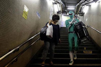 Un hombre vestido de Power Ranger verde, el nuevo superh�roe del subte de Tokio