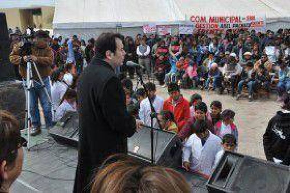 El Gobernador Zamora presidi� la apertura de la exposici�n Artesanal y Productiva 2013