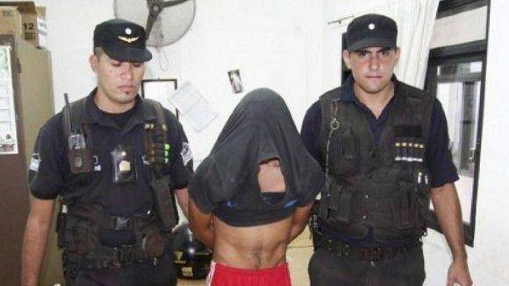 Motoarrebatador asalta a una docente y un remisero lo atrapa