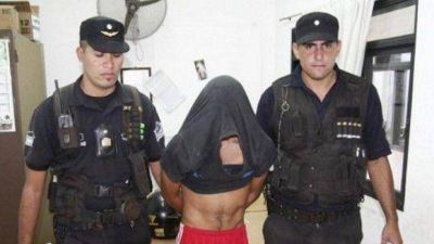 Motoarrebatador asalta a una docente y un remisero lo atrapa