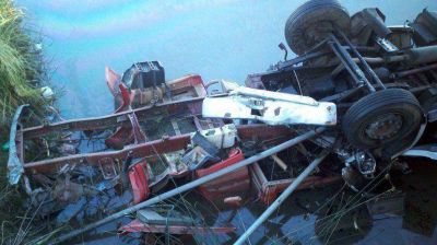 Un cami�n cay� a un arroyo en Campana y muri� su chofer