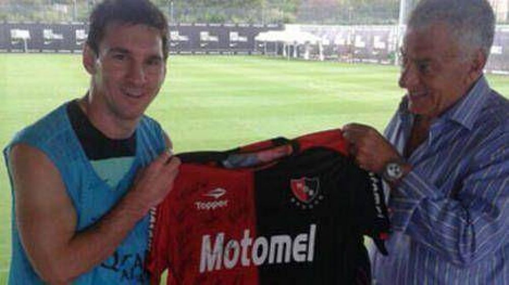 A Messi ahora le regalaron la camiseta de Newell's