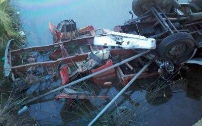 Campana: Un conductor muri� al caer su cami�n a un arroyo