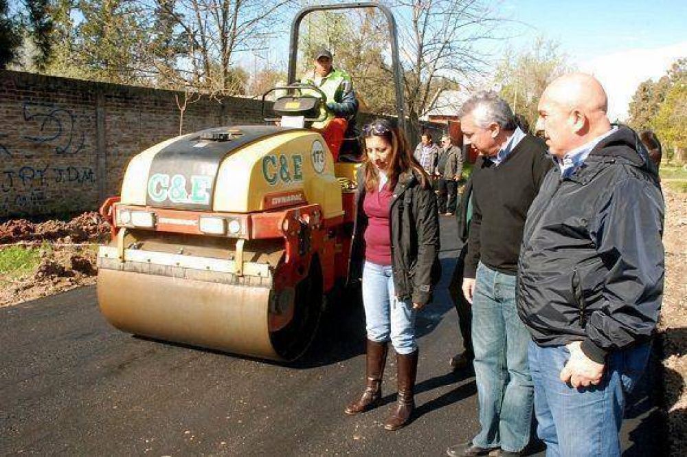 Zamora realiz� una recorrida por los nuevos asfaltos en Rinc�n de Milberg