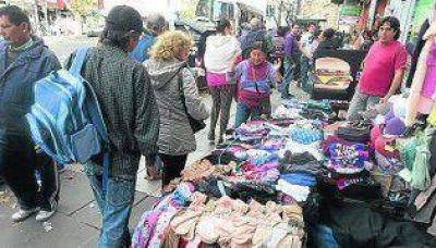 Crece la venta ilegal; calle Avellaneda se impone