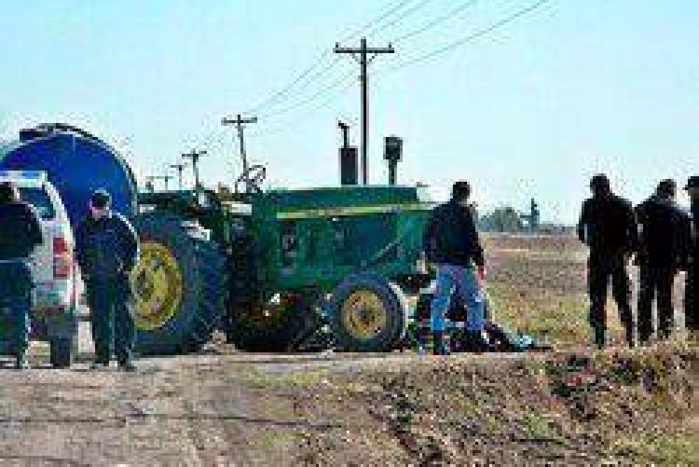 Villa Angela: Joven motociclista muri� al estrellarse contra un tractor