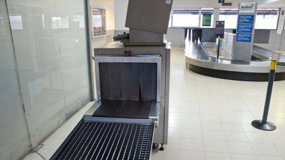 El aeropuerto opera con un solo esc�ner de bolsos de mano para miles de personas