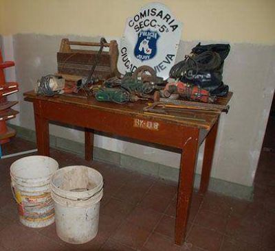 Lo sorprenden robando materiales de construcci�n