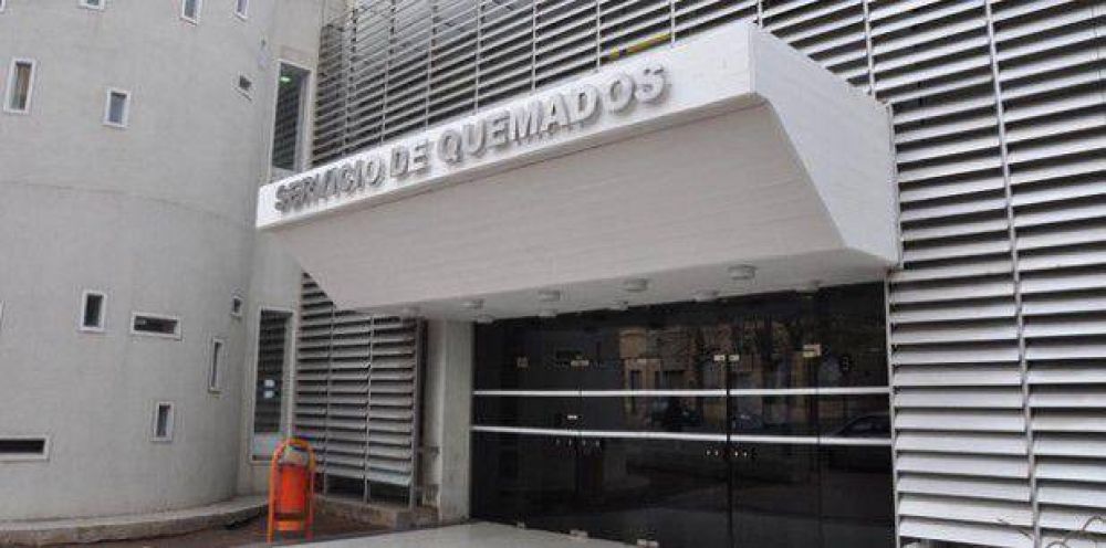 Un beb� y su joven padre con quemaduras por un incendio