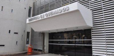 Un beb� y su joven padre con quemaduras por un incendio