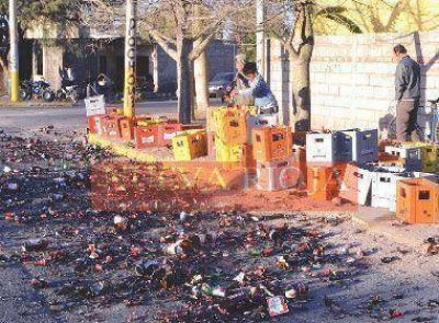 Un cami�n perdi� parte de su carga de envases de cerveza