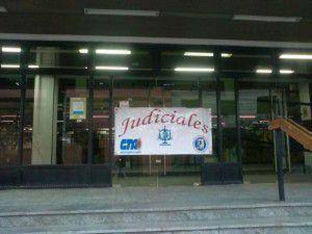 Judiciales de Jujuy realizan una permanencia en el hall del Tribunal Civil y Comercial