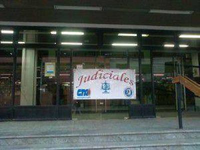 Judiciales de Jujuy realizan una permanencia en el hall del Tribunal Civil y Comercial