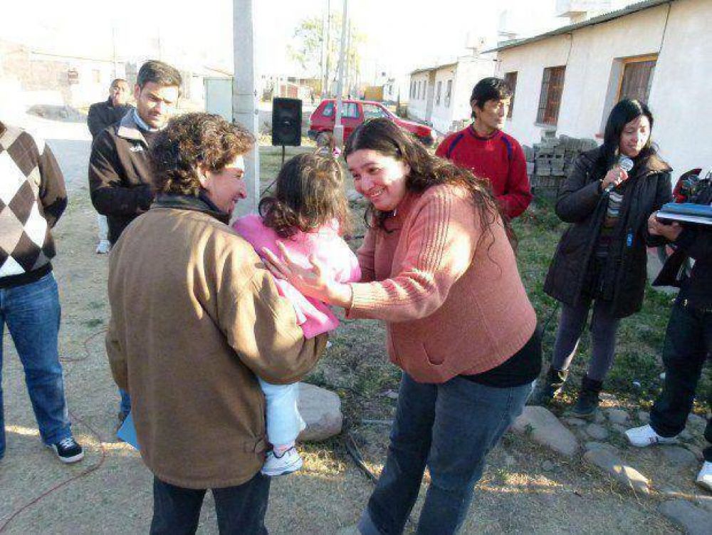 Entregaron resoluciones de adjudicaci�n a familias