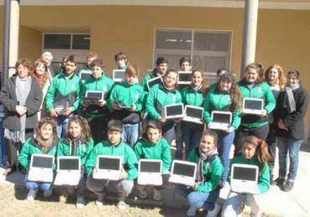 Alumnos de la escuela N� 25 Profesor Roberto Nouche, recibieron sus netbooks