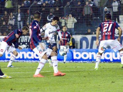 El QAC peg� primero y lo defini� con dos golazos