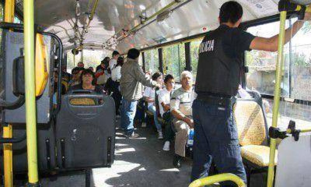 Los colectivos que circulen por los barrios La Favorita y Olivares lo har�n con custodia policial