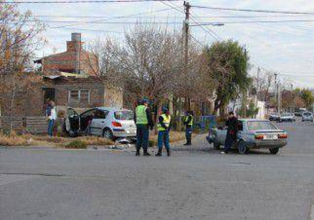 Un auto termin� contra un pared�n tras un choque 