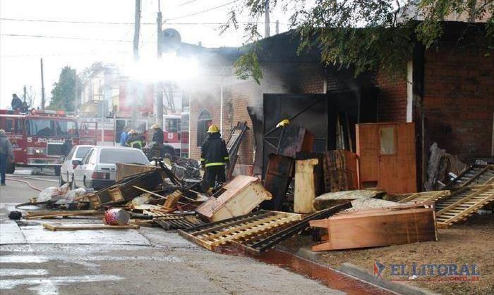 Un voraz incendio consumi� el local de ventas y el dep�sito de una muebler�a