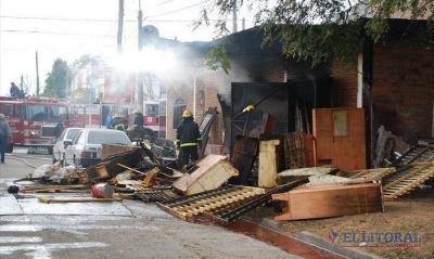 Un voraz incendio consumi� el local de ventas y el dep�sito de una muebler�a