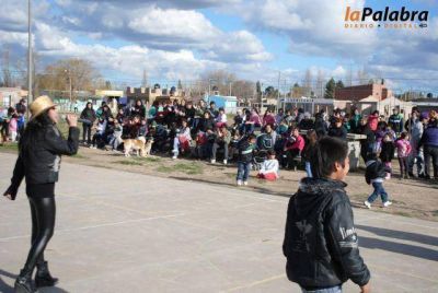Multitudinarios festejos por el d�a del ni�o en Villa Rita y La Loma