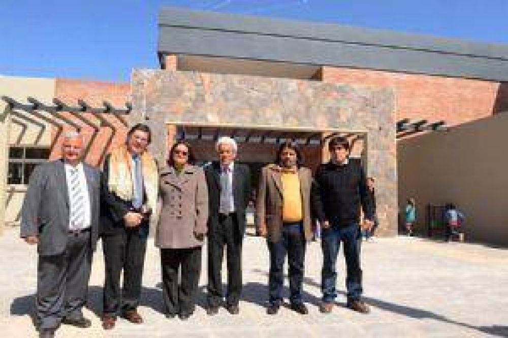 Corpacci y el ministro Sileoni inauguraron nuevo edificio escolar
