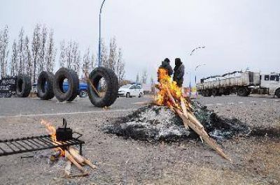Ocupantes mantendr�n cortes de ruta en Roca
