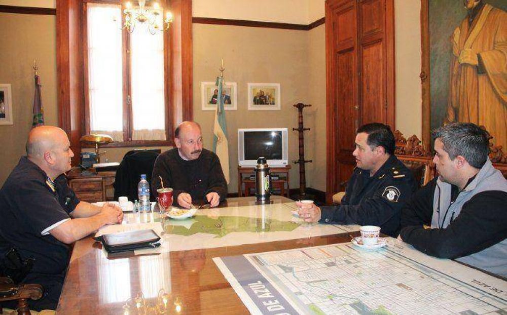 Reuni�n con funcionarios policiales