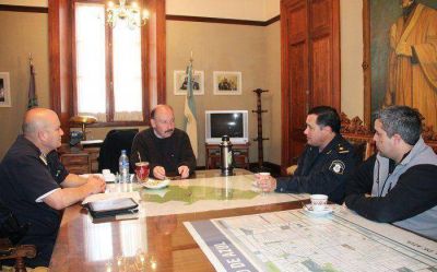 Reuni�n con funcionarios policiales