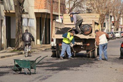 Contin�an los trabajos de bacheo en distintos sectores de la ciudad