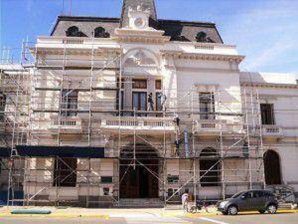 Desmontan andamio del Palacio Municipal