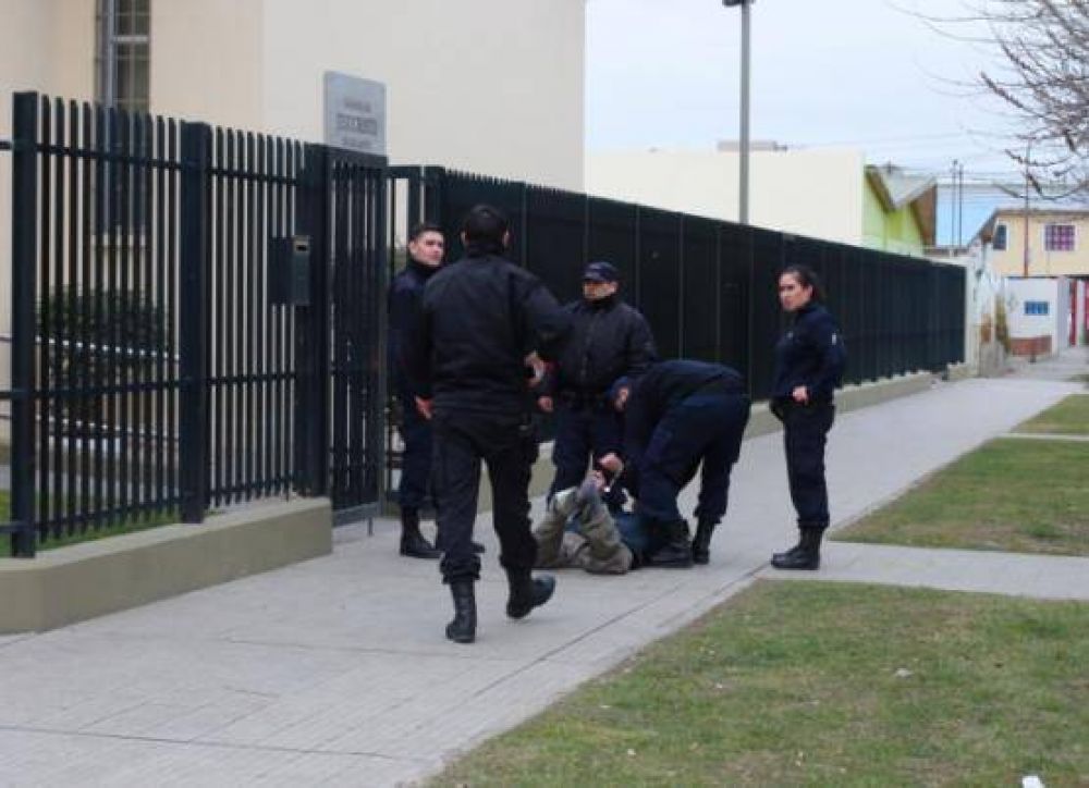 Detenido por atacar a un polic�a con un arma blanca