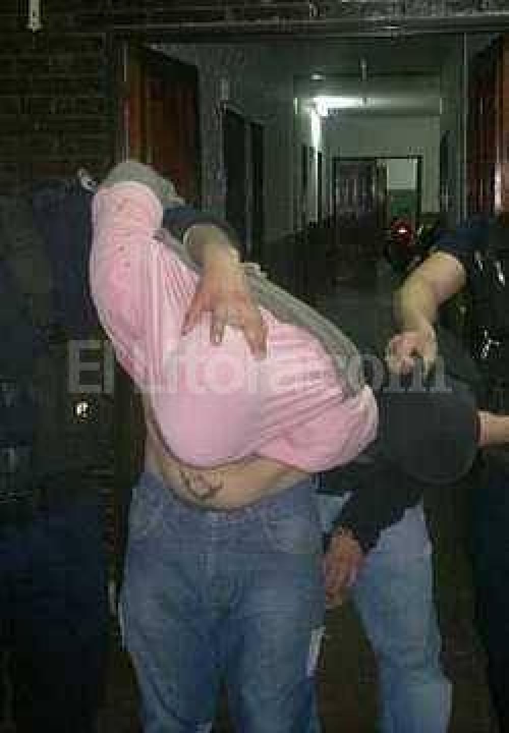 La polic�a atrap� dos delincuentes mientras golpeaban a una mujer para robarle