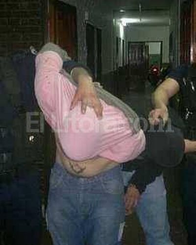 La polic�a atrap� dos delincuentes mientras golpeaban a una mujer para robarle