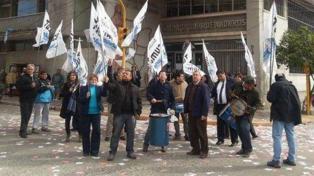  Protesta en la Sucursal Concepci�n de la Caja debido a dos traslados