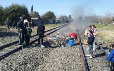 Vecinos sin luz desde hace 3 d�as cortan las v�as del Tren Belgrano en Pilar