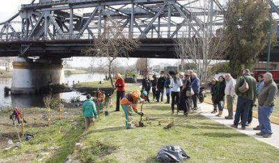 Plantan �rboles en la ribera del Riachuelo