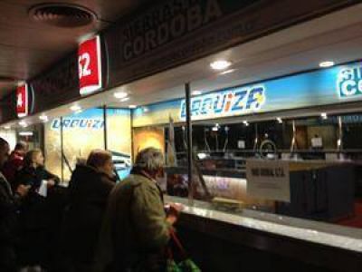Pasajeros varados en la terminal de Retiro