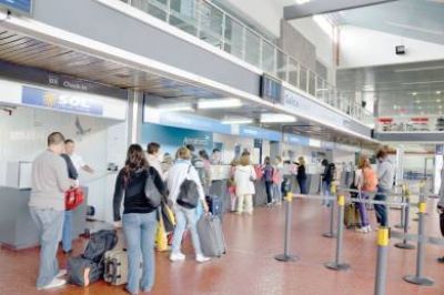 Revuelo en el aeropuerto por la muerte de pasajero que se descompens� en pleno vuelo