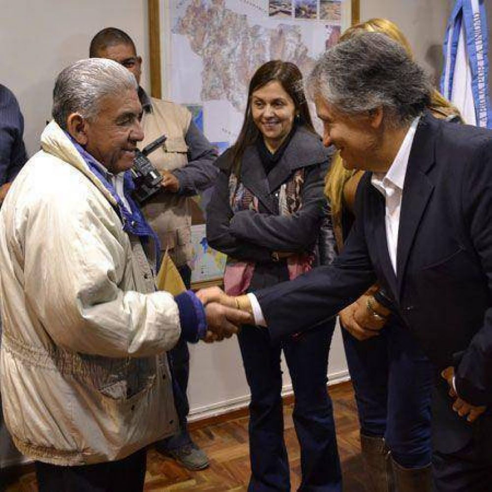 Familias recibieron �rdenes para la compra de materiales