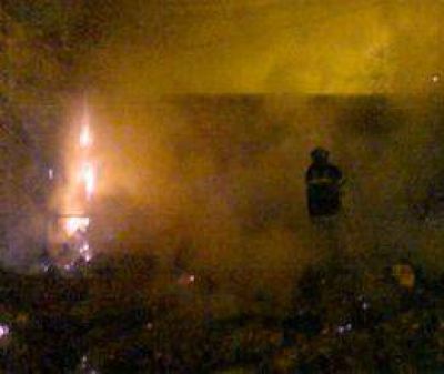 Voraz incendio en Alberdi al 700  