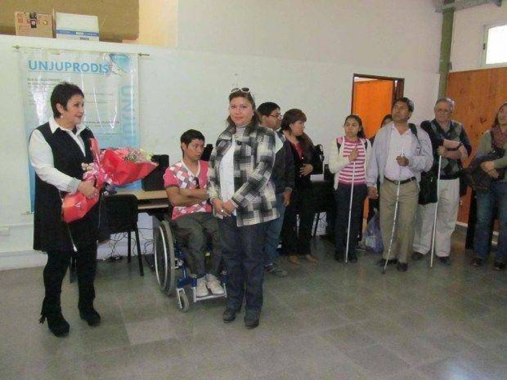 Trabajan en silla de ruedas comandada por la voz