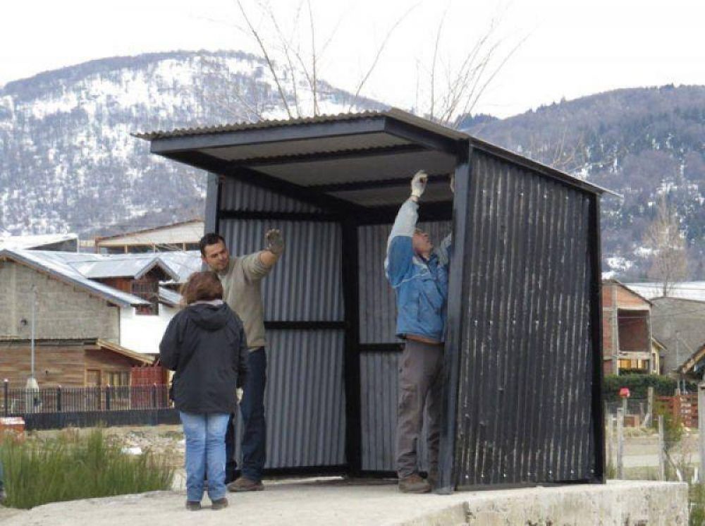 Siguen reparando y construyendo paradores de micros