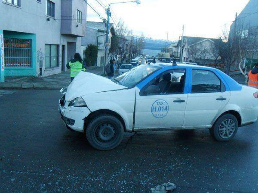Triple choque involucr� a dos taxis y un auto particular