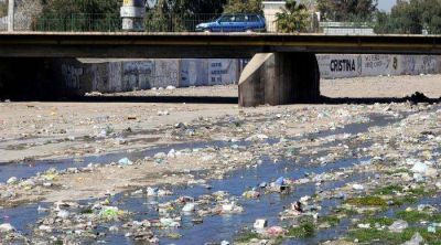 El colector Papagallos es un cauce aluvional lleno de basura